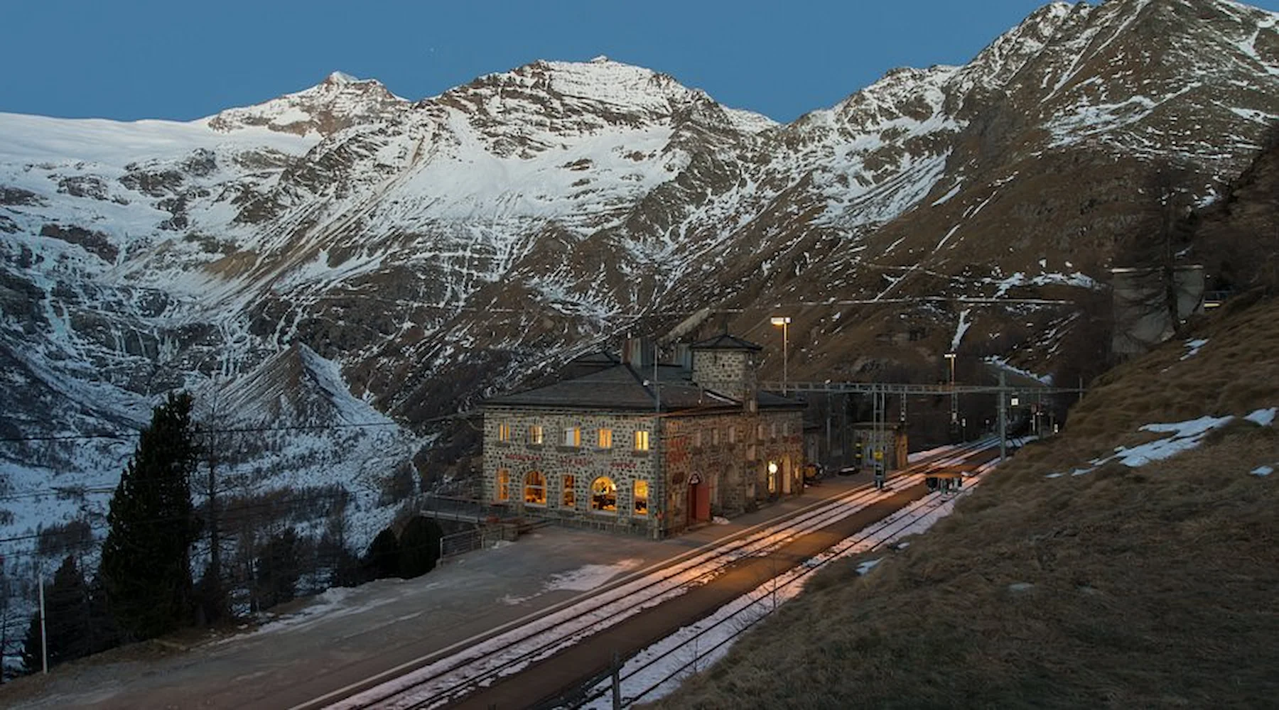 Alp Grüm: Dove il Trenino Rosso Ti Regala il Cuore delle Alpi